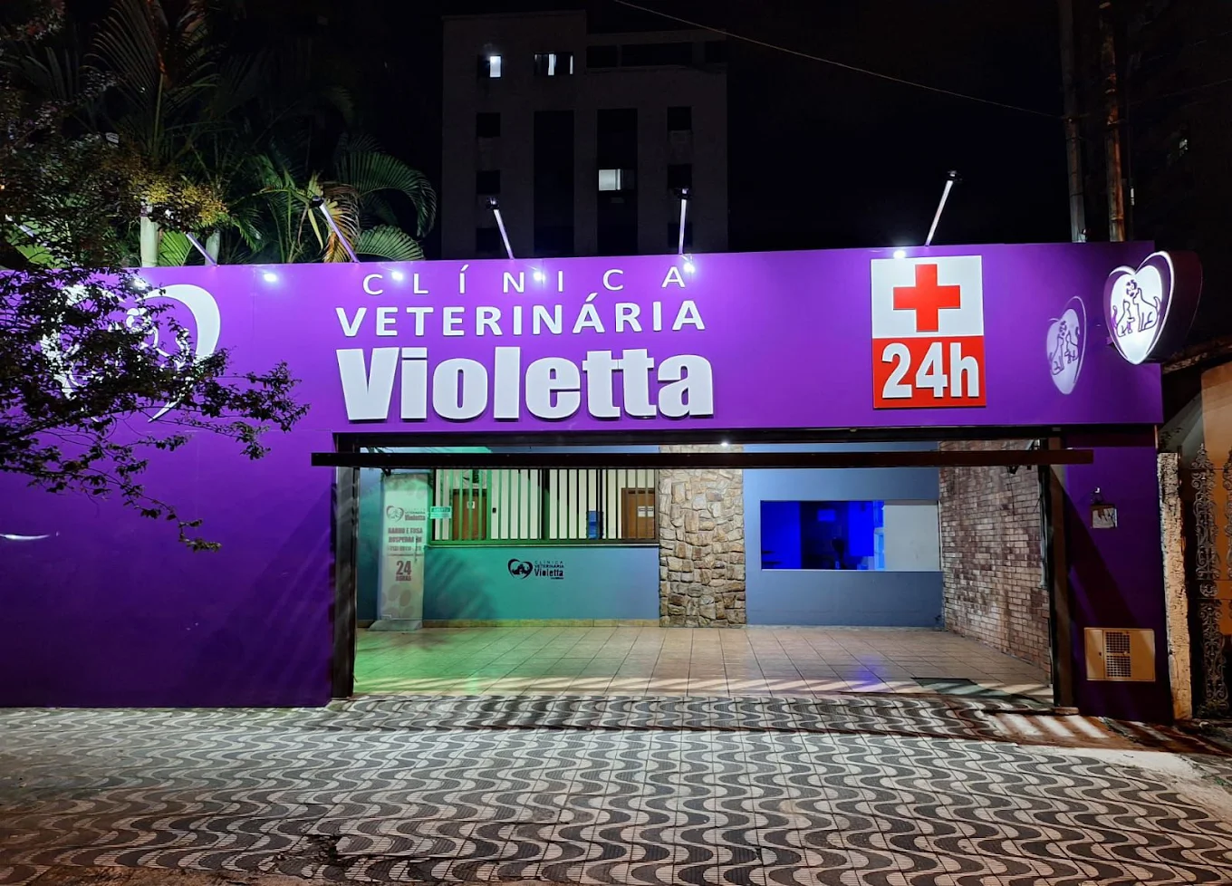 Fachada da Clínica Veterinária Violetta à noite - Praia Grande, Canto do Forte